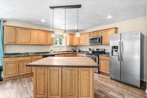 Hot Tub! LRG Home! Sleeps 20!Near Ithaca! Dogs OK in Lansing