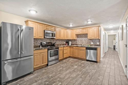 Hot Tub! LRG Home! Sleeps 20!Near Ithaca! Dogs OK in Lansing