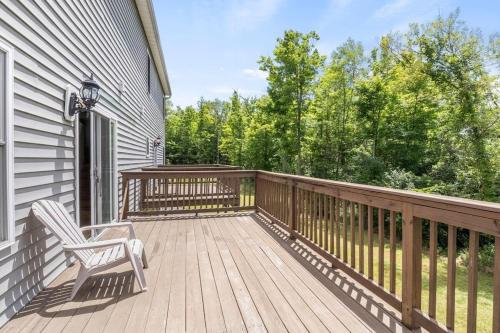 Hot Tub! LRG Home! Sleeps 20!Near Ithaca! Dogs OK in Lansing