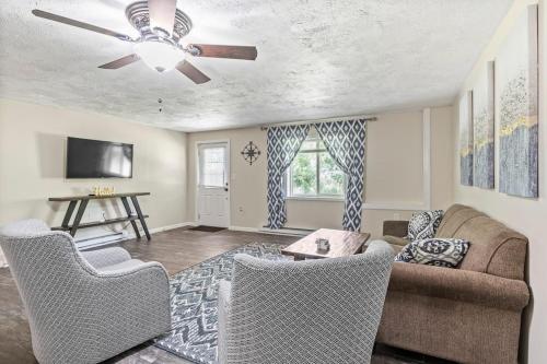 Hot Tub! LRG Home! Sleeps 20!Near Ithaca! Dogs OK in Lansing