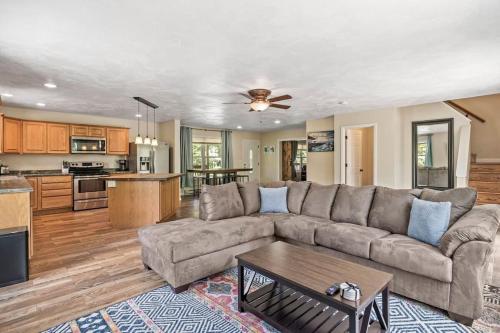 Hot Tub! LRG Home! Sleeps 20!Near Ithaca! Dogs OK in Lansing