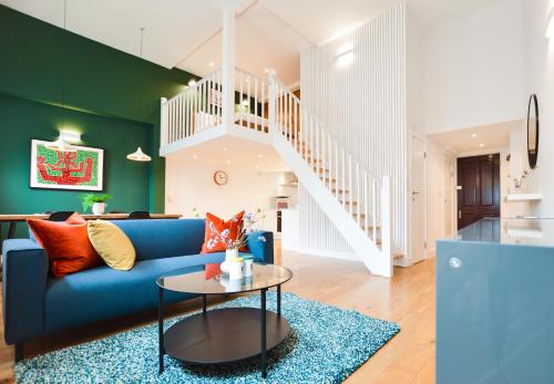 Spacious West Hampstead Apartment with mezzanine bedroom by Concept Apartments, Londyn