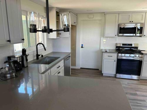 Newly Remodeled 1500sqft Family House City Center in Covina, USA