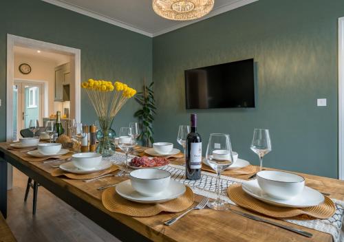 Premium Designer 4 Bedroom Home in Clifton - 3 Bathrooms & Cinema Room