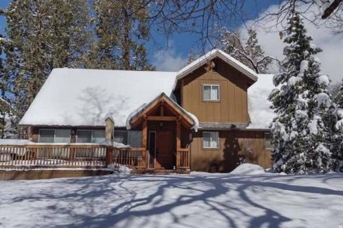 Sequoia Retreat- Spacious Cabin, Hot tub, & Sundeck