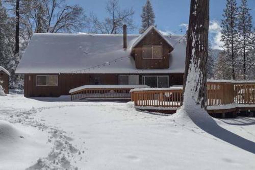 Sequoia Retreat- Spacious Cabin, Hot tub, & Sundeck