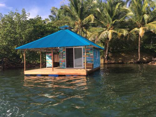 El Toucan Loco floating lodge in Cristobál Island