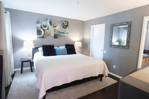 NEW LISTING! GORGEOUS Downtown Nashville Walk to ALL On the RIVER #3 in Nashville, USA