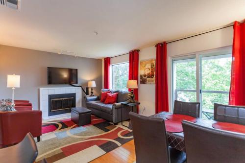 NEW LISTING GORGEOUS Downtown Nashville on the River Walk to ALL #2 in Nashville, USA