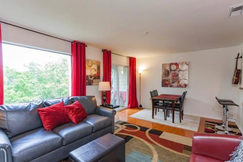 NEW LISTING GORGEOUS Downtown Nashville on the River Walk to ALL #2 in Nashville, USA