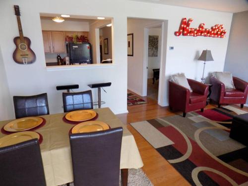 NEW LISTING GORGEOUS Downtown Nashville on the River Walk to ALL #2 in Nashville, USA