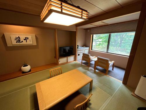 room detail thumbnail 1