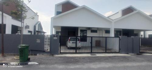 MUSLlM only WIFI 3 aircond room Tulip Homestay Hospital Sultanah Bahiyah in ลังการ์