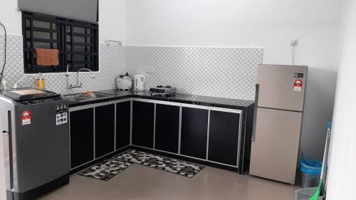 MUSLlM only WIFI 3 aircond room Tulip Homestay Hospital Sultanah Bahiyah in ลังการ์