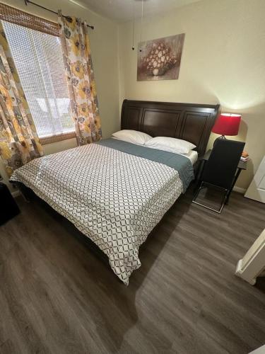Beautiful King Bed Private Room and Bathroom with Free Parking in Antioch (CA)