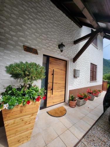 vhod, Apartments & wellness Kal Koritnica in Kal-Koritnica