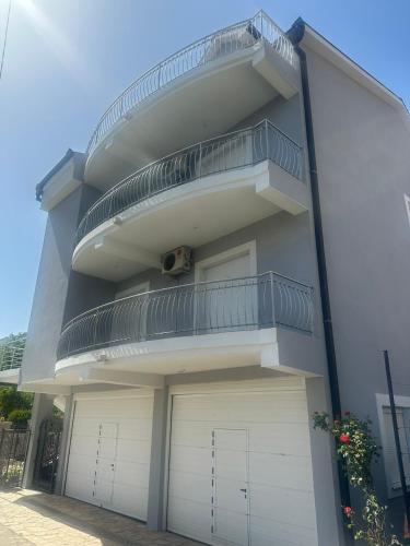 One-Bedroom Apartment image 4