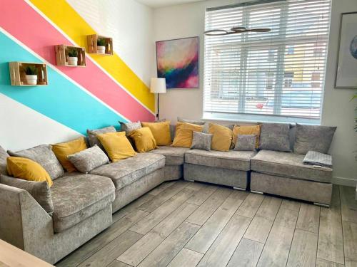 Large New 4 bedroom House Sleeps up to 12 - Accepts Groups - Great Location - FREE Parking - Fast Wi near Hillside