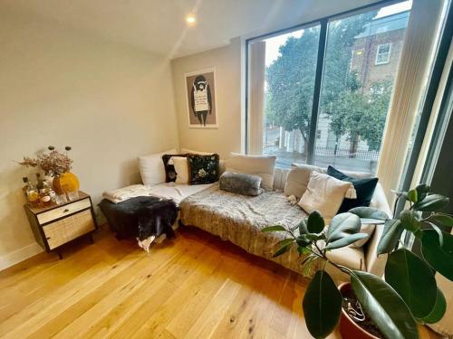 Modern 1 King Size Apartment in Angel near canal