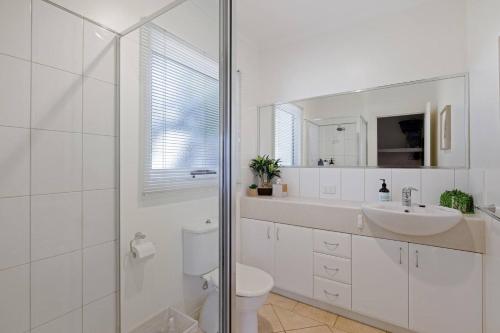 ห้องน้ำ, The Tides by Ready Set Stay - BYO LINEN & TOWELS in ซิลเวอร์ลีฟส์