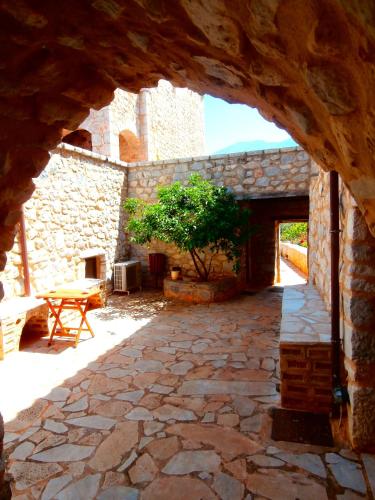 Kert, Pirgoi Edem in Pyrgos Dyrou