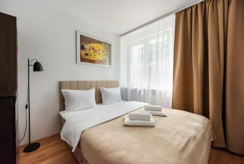 Metro Rondo ONZ 2-Bedroom Apartment by BookingHost, Warschau