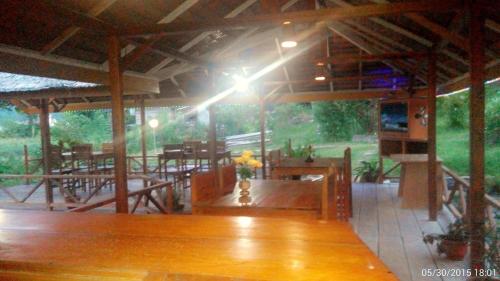 Restaurant, Ue datu Cottages in Tentena