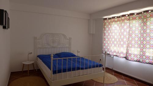 Gemütliches Zimmer mit Doppelbett und Tischtennisraum