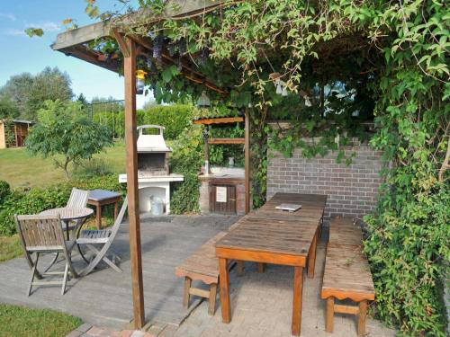 Family home in stunning setting, with outdoor swimming pool and large garden photo 3