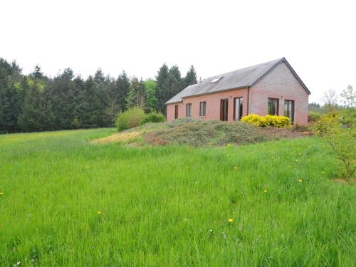 Bungalow in peaceful environment, with lovely views of surrounding green hills - Location saisonnière - Laloux