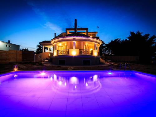 Grand villa on top of a hill with endless bay views, private pool, south coast