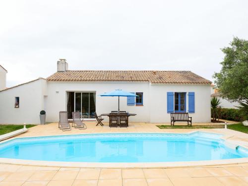 Luxurious villa only 3 5km from the beach