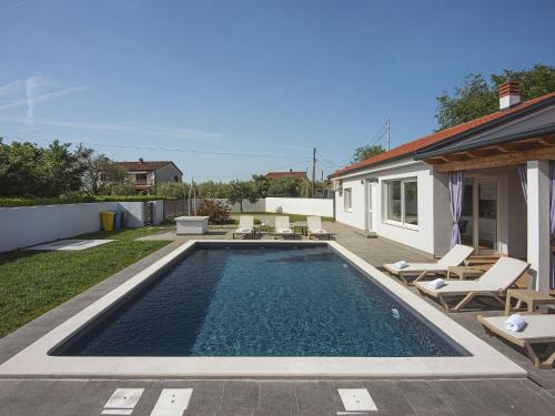 Spacious holiday home in Valbandon with private pool