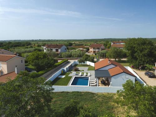 Spacious holiday home in Valbandon with private pool