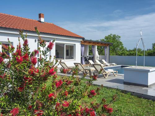 Spacious holiday home in Valbandon with private pool