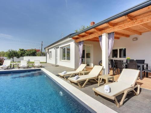 Spacious holiday home in Valbandon with private pool