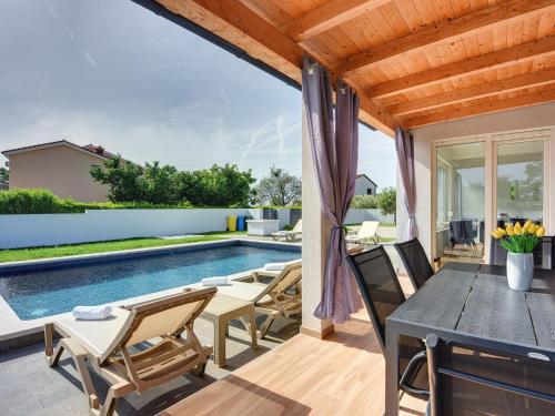 Spacious holiday home in Valbandon with private pool
