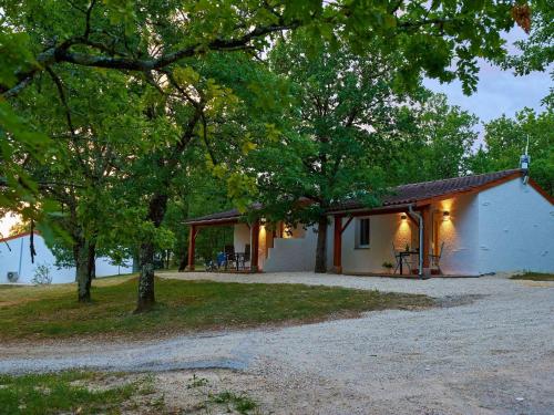 Bungalow with a terrace on a hill in Dordogne - Location saisonnière - Mauroux