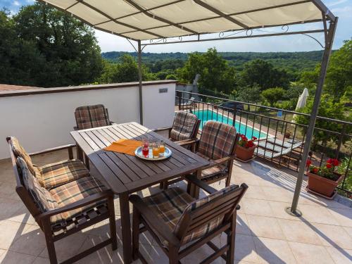 Holiday house with private pool, covered terrace and balcony, BBQ, 6 bedrooms