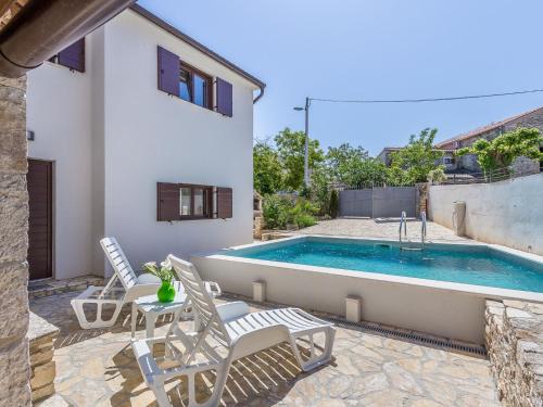 Boutique Villa with Pool and Sun Loungers in Peresiji