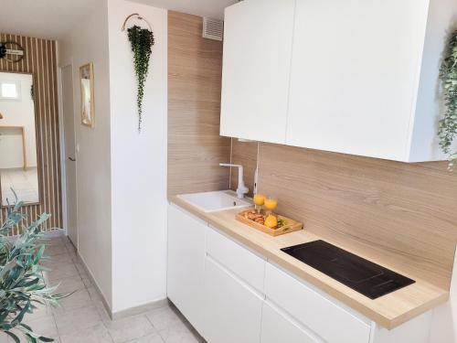 Kitchen, Chambre climatisee lit double - Proche tram & Centre near Le Pascalou