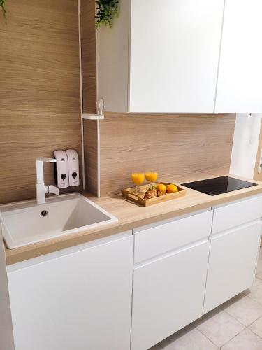 Kitchen, Chambre climatisee lit double - Proche tram & Centre near Le Pascalou