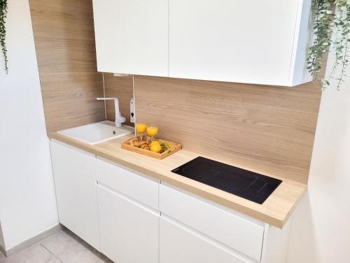 Kitchen, Chambre climatisee lit double - Proche tram & Centre near Le Pascalou