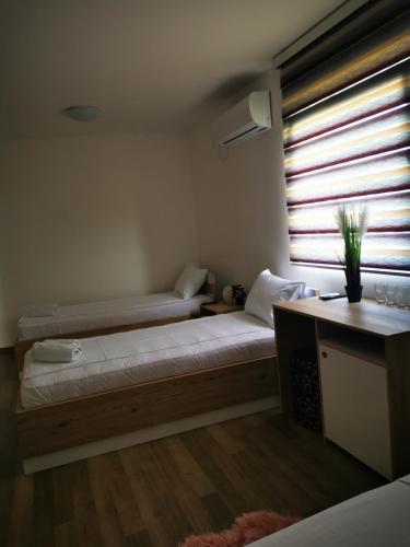 1 double bed, 2 twin beds