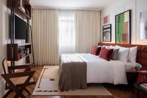 1 king bed, 2 sofa beds