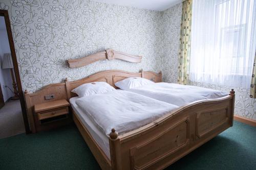 1 king bed, 1 sofa bed