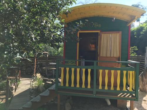 La roulotte de moulin rouge gîte à louer Forêt de Chaux