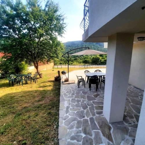 "House of swallows" vacation home, close to Sofia in Sarantsi
