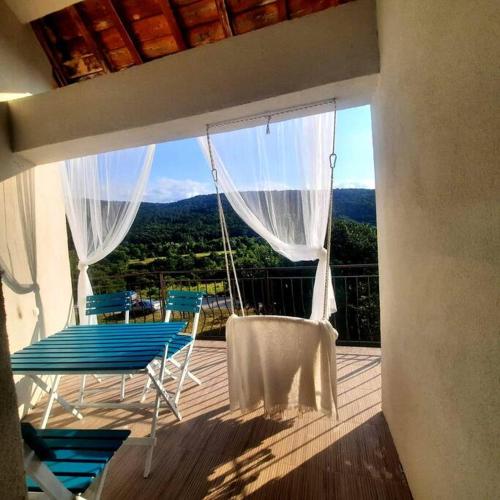 "House of swallows" vacation home, close to Sofia in Sarantsi