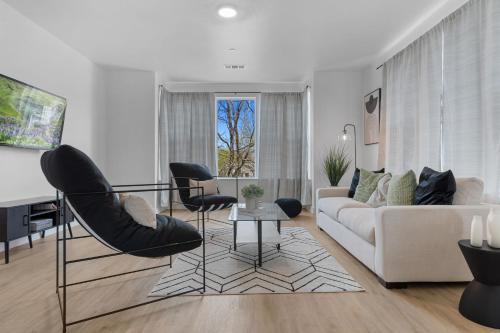 . Bright & Airy Luxurious Santa Rosa Apartment